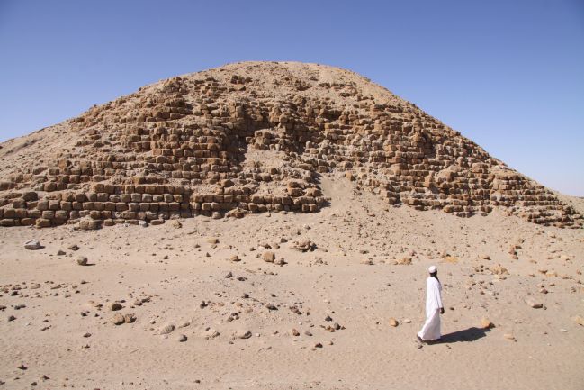 Taharkova pyramida na královkém pohřebišti v Nuri